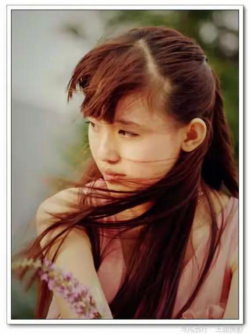 风从云彩中游来划过发丝溢出青春的滋味馨香的芦苇与